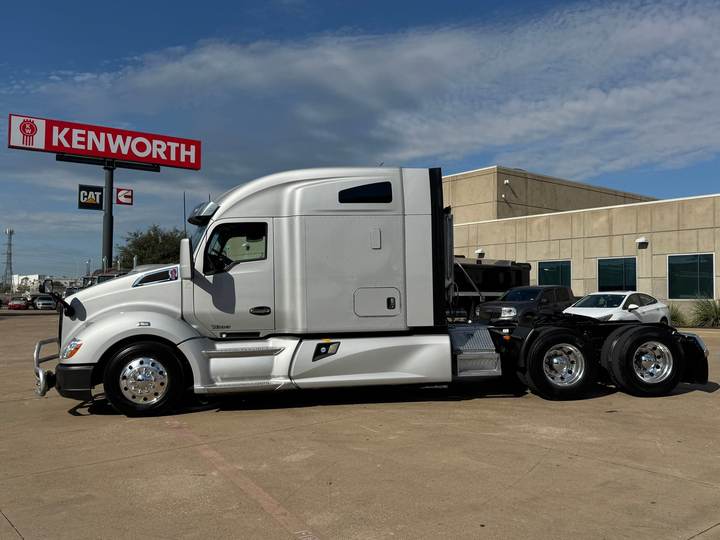 2021 Kenworth T680 76" Mid Roof Sleeper, exterior photo 6