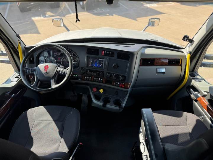 2021 Kenworth T680 76" Mid Roof Sleeper, interior photo 7