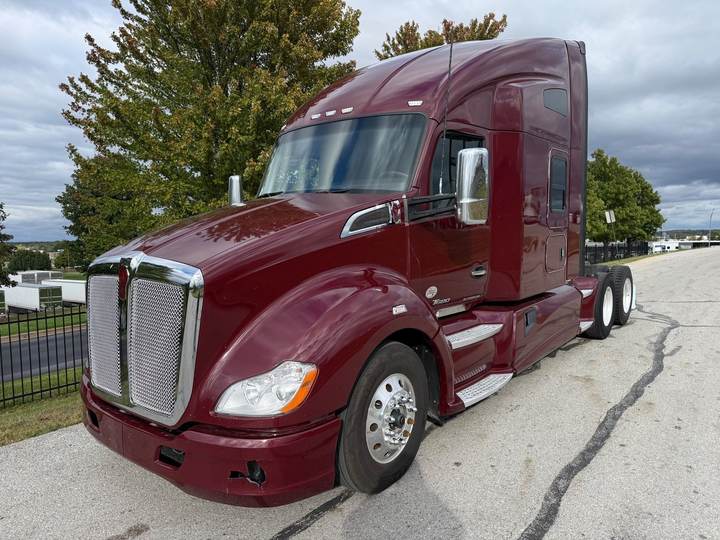 2021 Kenworth T680 76" Raised Roof Sleeper, exterior photo 2