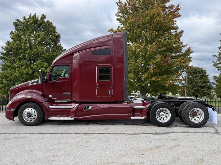 2021 Kenworth T680 76" Raised Roof Sleeper, exterior photo 3