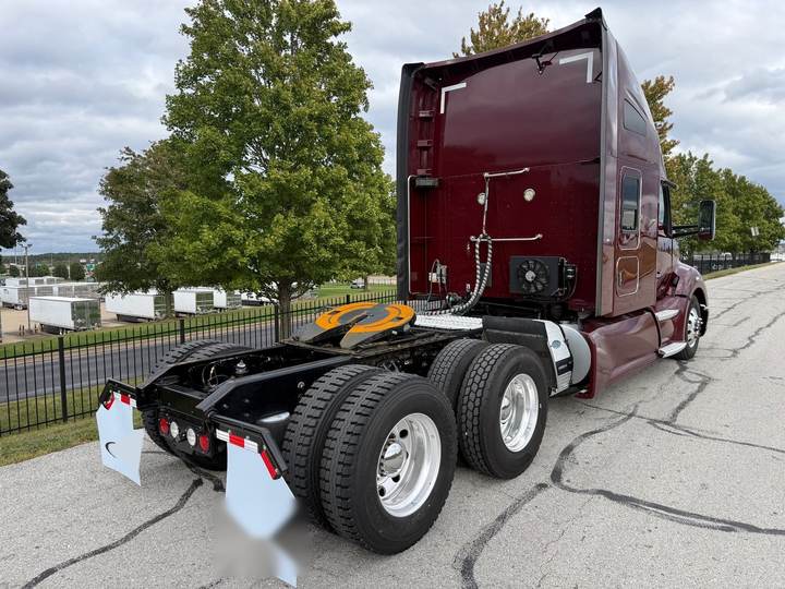 2021 Kenworth T680 76" Raised Roof Sleeper, exterior photo 4