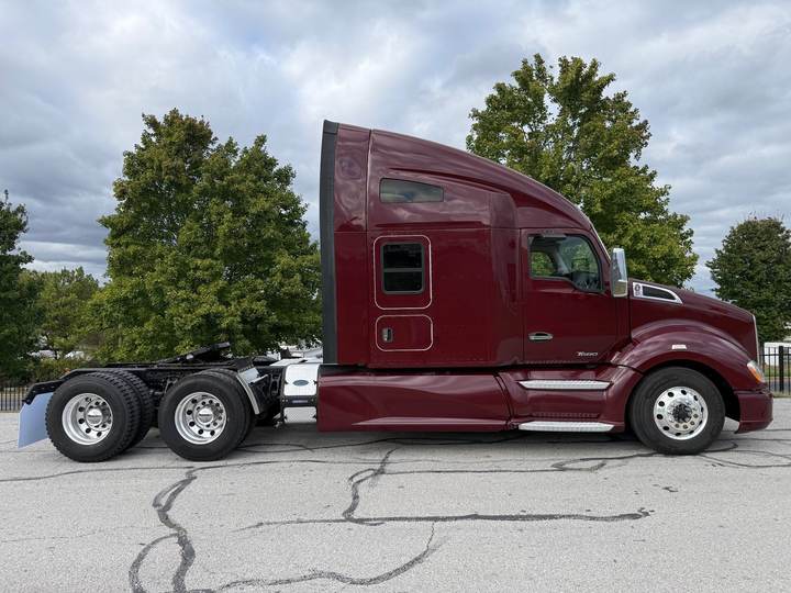 2021 Kenworth T680 76" Raised Roof Sleeper, exterior photo 5