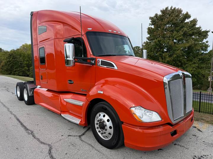 2021 Kenworth T680 76" Raised Roof Sleeper, exterior photo 1