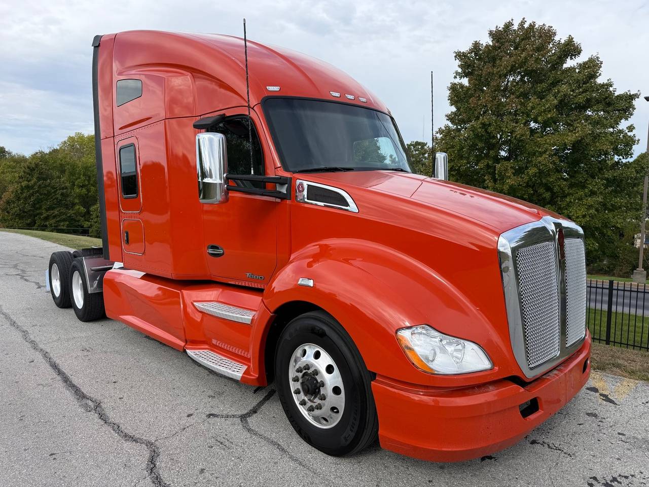 2021 Kenworth T680 76" Raised Roof Sleeper, exterior photo 1