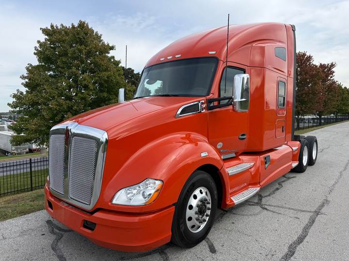 2021 Kenworth T680 76" Raised Roof Sleeper, exterior photo 2