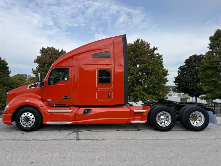 2021 Kenworth T680 76" Raised Roof Sleeper, exterior photo 3
