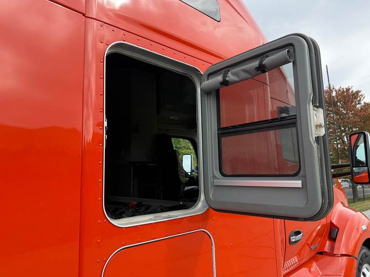 2021 Kenworth T680 76" Raised Roof Sleeper, exterior photo 4