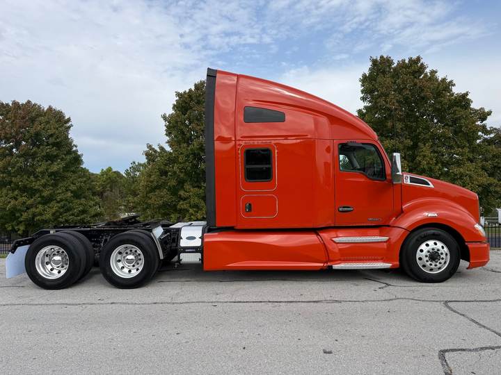 2021 Kenworth T680 76" Raised Roof Sleeper, exterior photo 5
