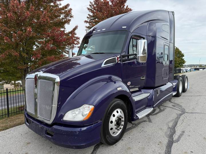 2021 Kenworth T680 76" Raised Roof Sleeper, exterior photo 2