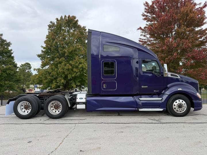 2021 Kenworth T680 76" Raised Roof Sleeper, exterior photo 4
