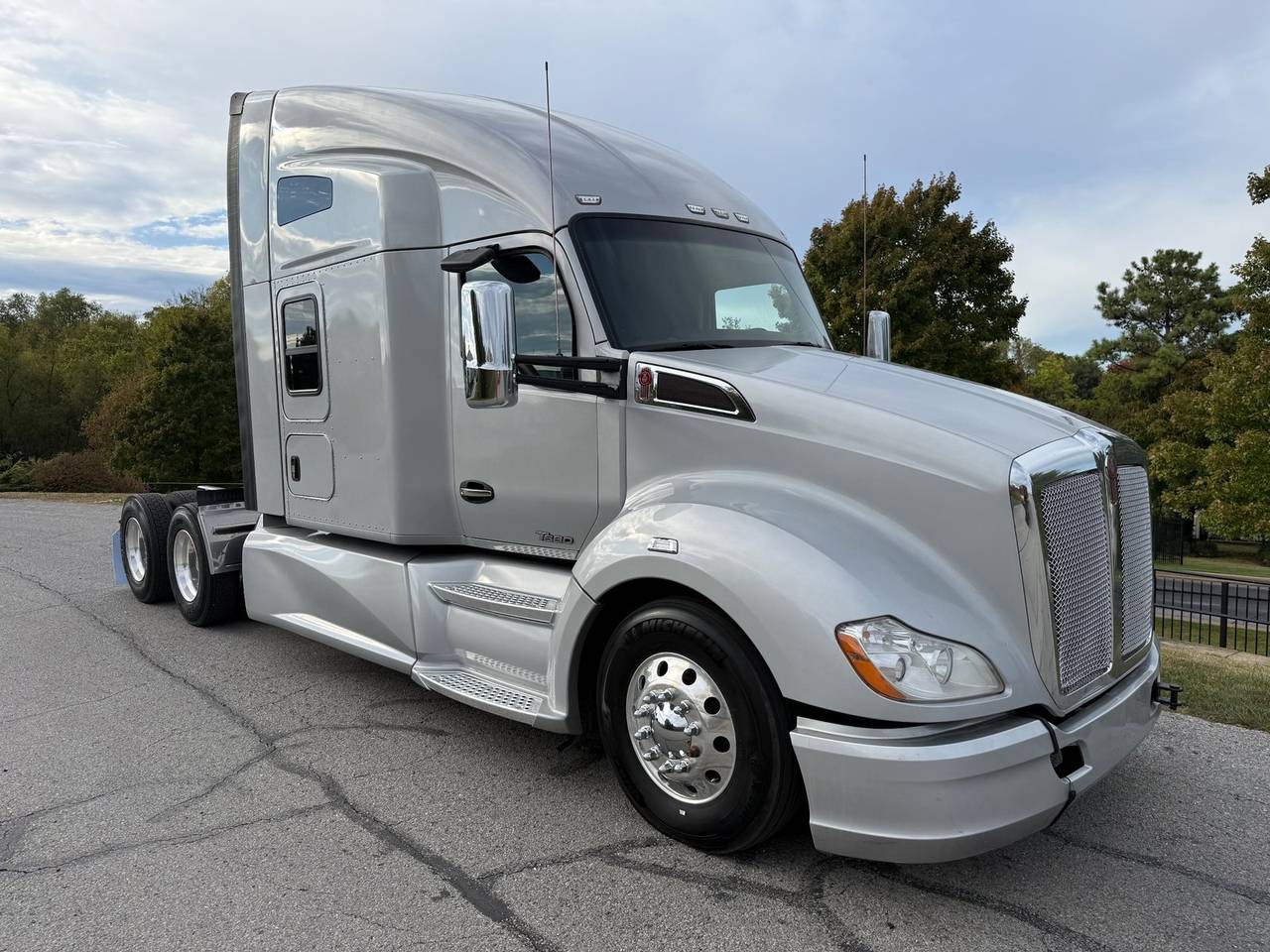 2021 Kenworth T680 76" Raised Roof Sleeper, exterior photo 1