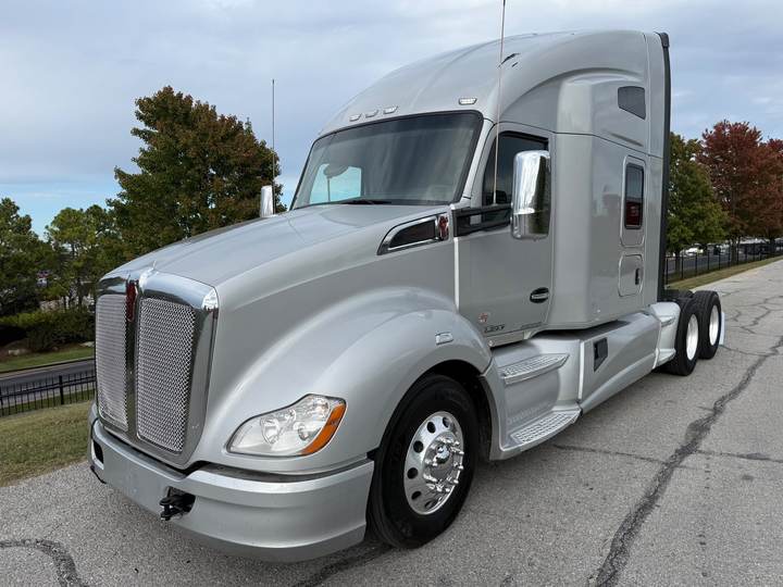 2021 Kenworth T680 76" Raised Roof Sleeper, exterior photo 2