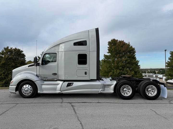 2021 Kenworth T680 76" Raised Roof Sleeper, exterior photo 3