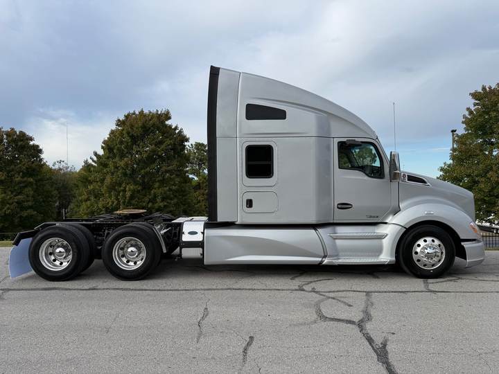 2021 Kenworth T680 76" Raised Roof Sleeper, exterior photo 4