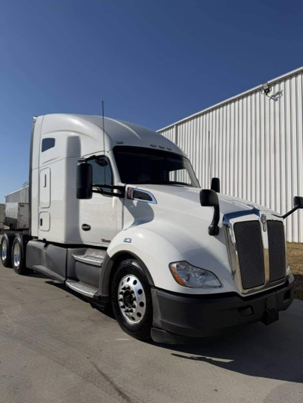 2021 Kenworth T680 76" Raised Roof Sleeper, exterior photo 1