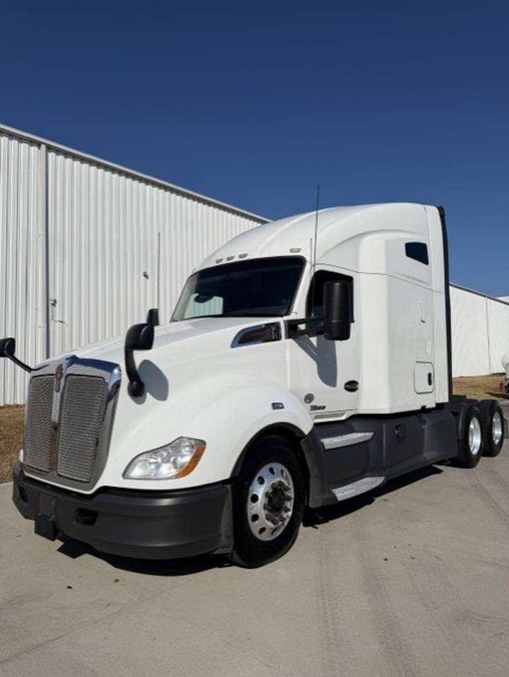 2021 Kenworth T680 76" Raised Roof Sleeper, exterior photo 2