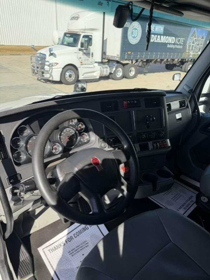 2021 Kenworth T680 76" Raised Roof Sleeper, interior photo 4