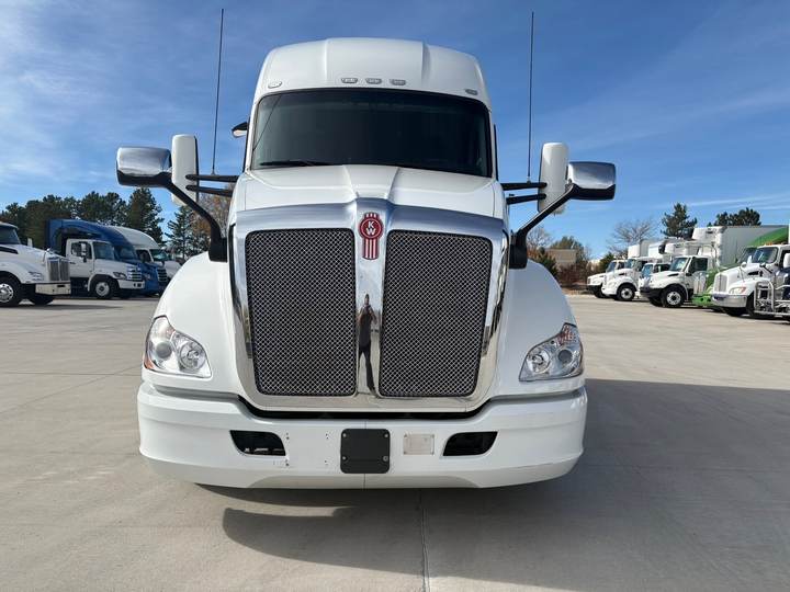 2021 Kenworth T680 76" Raised Roof Sleeper, exterior photo 3