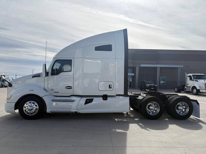 2021 Kenworth T680 76" Raised Roof Sleeper, exterior photo 4