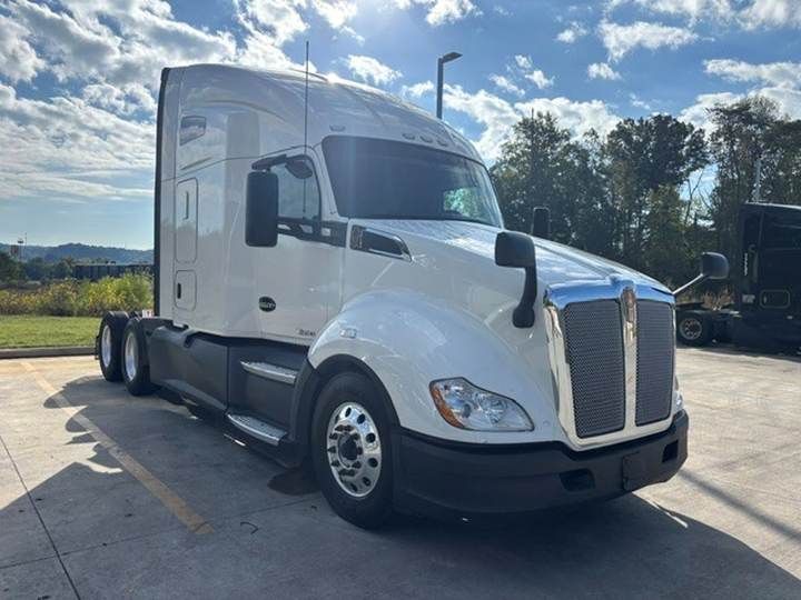 2021 Kenworth T680 76" Raised Roof Sleeper, exterior photo 1