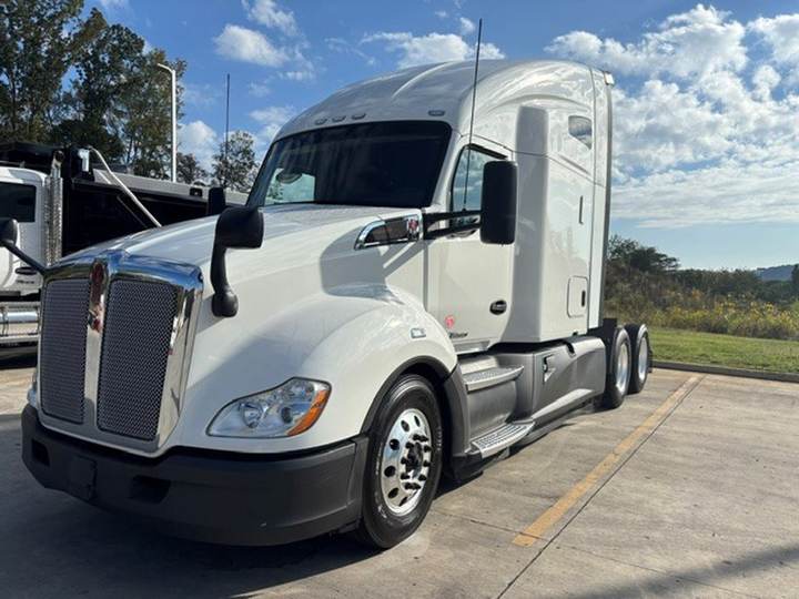 2021 Kenworth T680 76" Raised Roof Sleeper, exterior photo 2