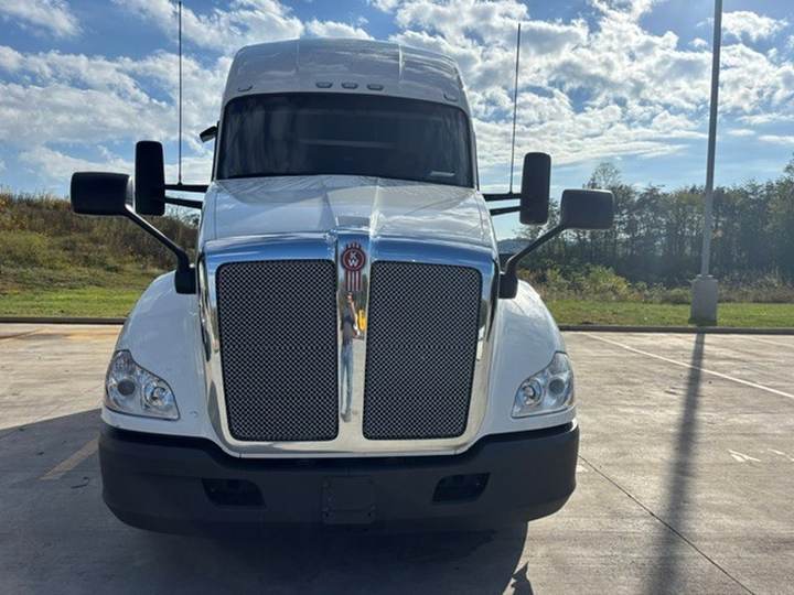 2021 Kenworth T680 76" Raised Roof Sleeper, exterior photo 3