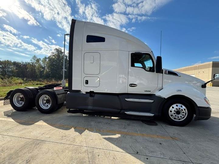 2021 Kenworth T680 76" Raised Roof Sleeper, exterior photo 4