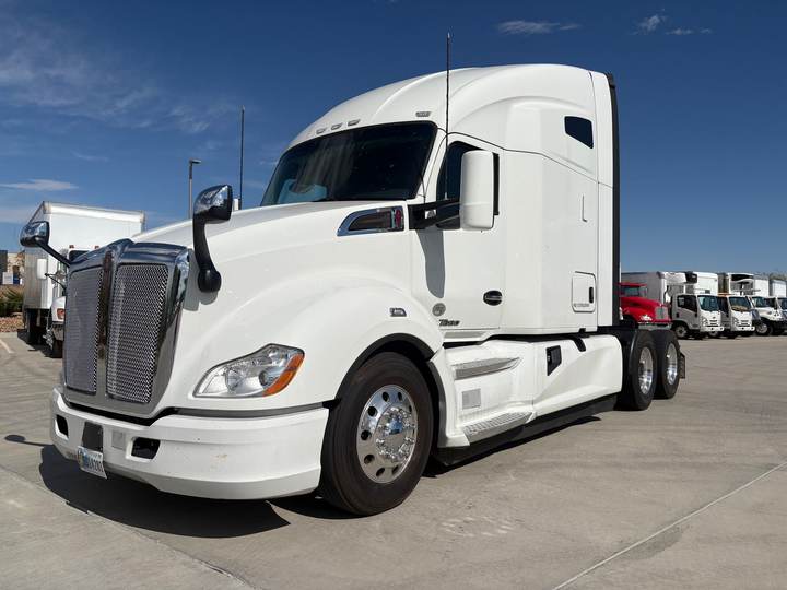 2021 Kenworth T680 76" Raised Roof Sleeper, exterior photo 2