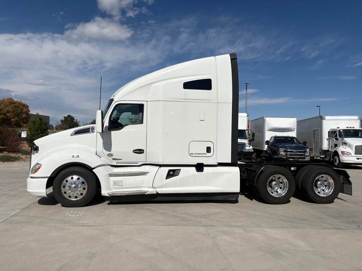 2021 Kenworth T680 76" Raised Roof Sleeper, exterior photo 5