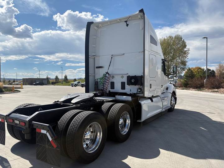 2021 Kenworth T680 76" Raised Roof Sleeper, exterior photo 6
