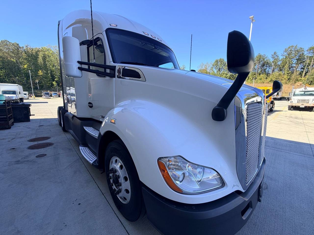 2021 Kenworth T680 76" Raised Roof Sleeper, exterior photo 1