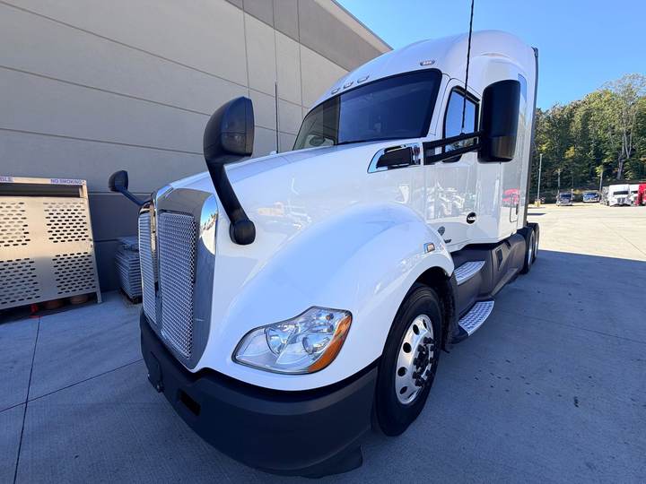 2021 Kenworth T680 76" Raised Roof Sleeper, exterior photo 2