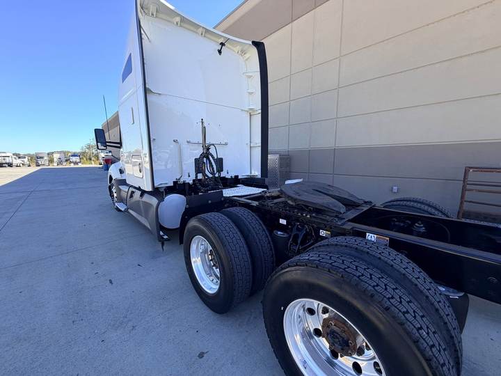 2021 Kenworth T680 76" Raised Roof Sleeper, exterior photo 3