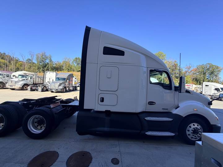 2021 Kenworth T680 76" Raised Roof Sleeper, exterior photo 4