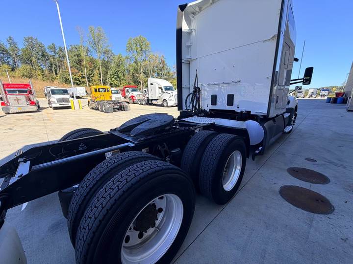 2021 Kenworth T680 76" Raised Roof Sleeper, exterior photo 5
