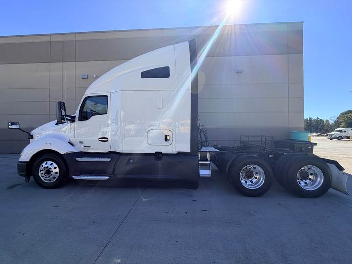 2021 Kenworth T680 76" Raised Roof Sleeper, exterior photo 6