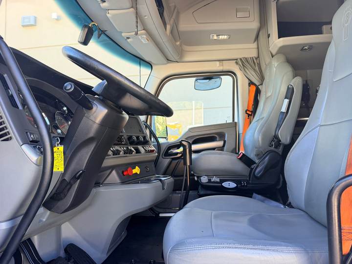 2021 Kenworth T680 76" Raised Roof Sleeper, interior photo 7