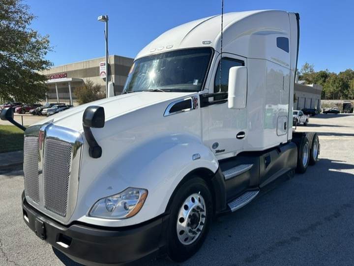 2021 Kenworth T680 76" Raised Roof Sleeper, exterior photo 2