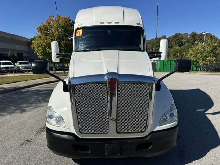 2021 Kenworth T680 76" Raised Roof Sleeper, exterior photo 4
