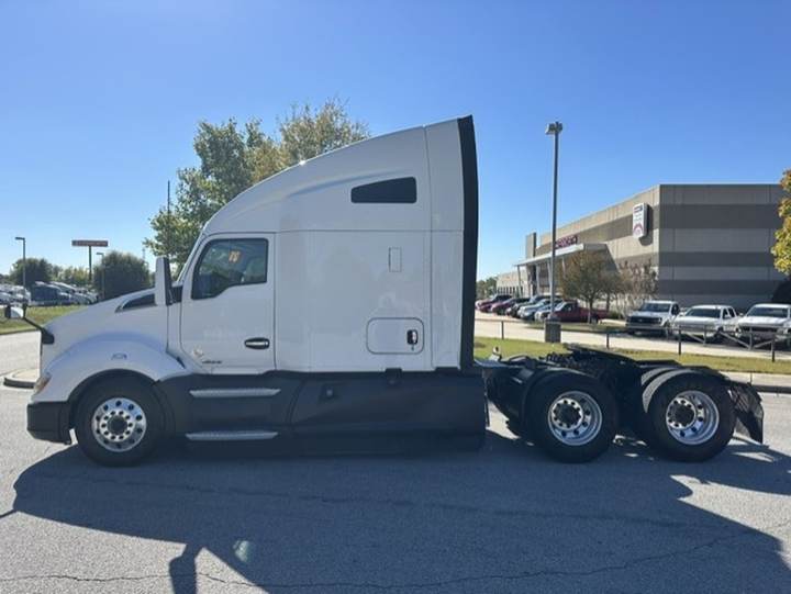2021 Kenworth T680 76" Raised Roof Sleeper, exterior photo 5