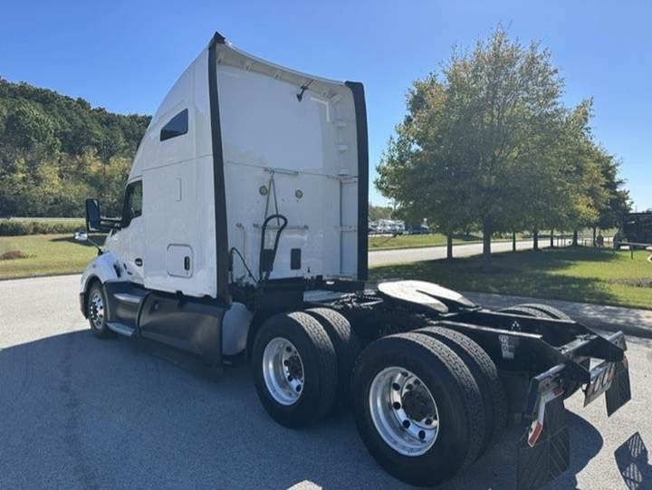 2021 Kenworth T680 76" Raised Roof Sleeper, exterior photo 6