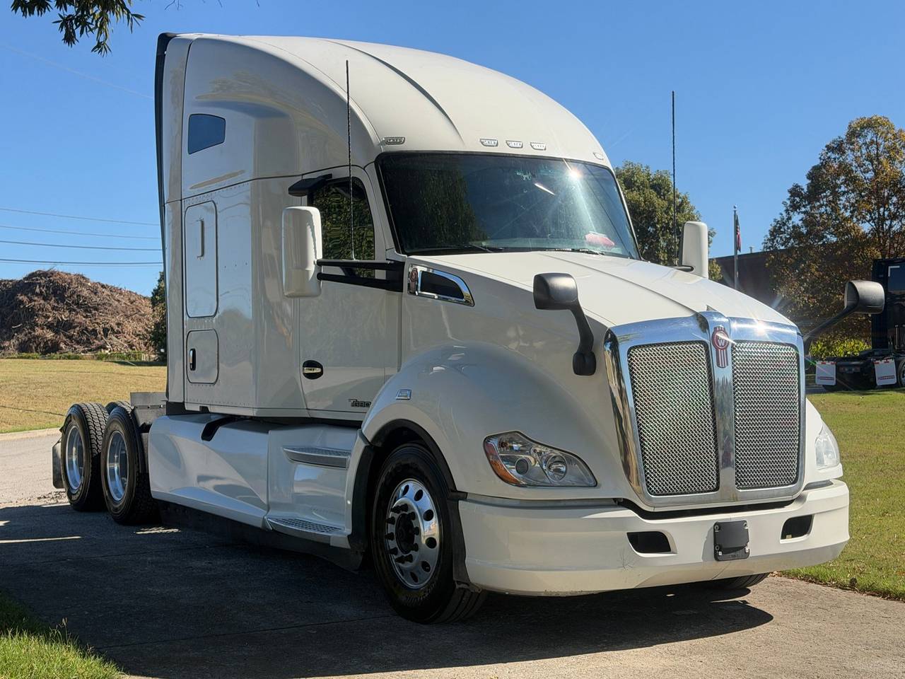 2021 Kenworth T680 76" Raised Roof Sleeper, exterior photo 1