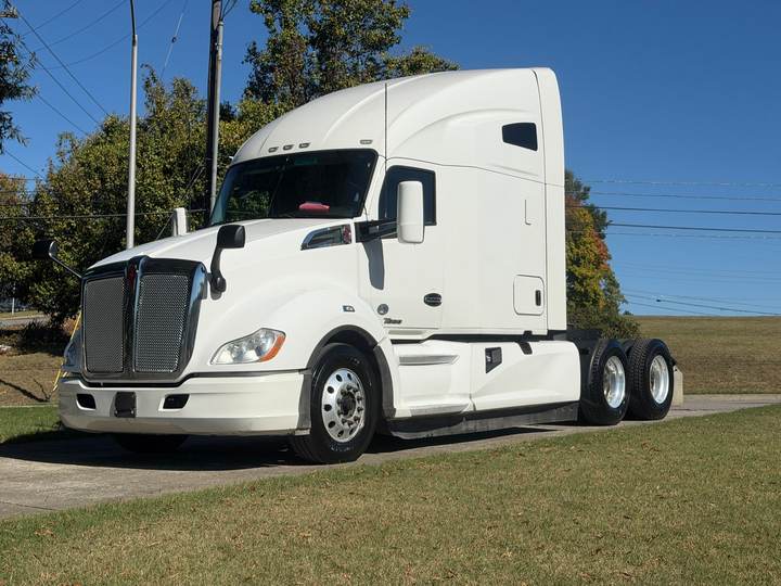 2021 Kenworth T680 76" Raised Roof Sleeper, exterior photo 2