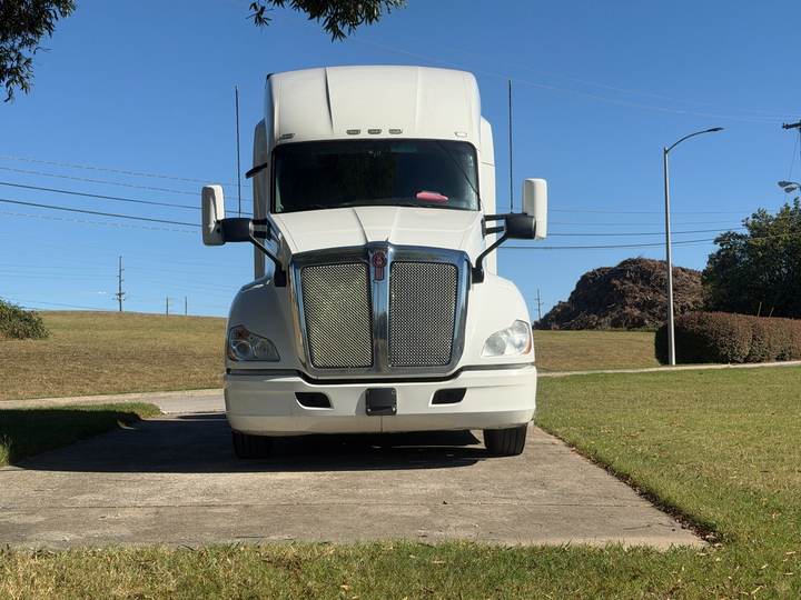 2021 Kenworth T680 76" Raised Roof Sleeper, exterior photo 3