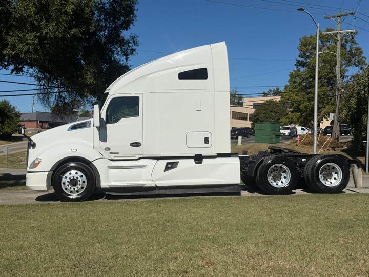 2021 Kenworth T680 76" Raised Roof Sleeper, exterior photo 4