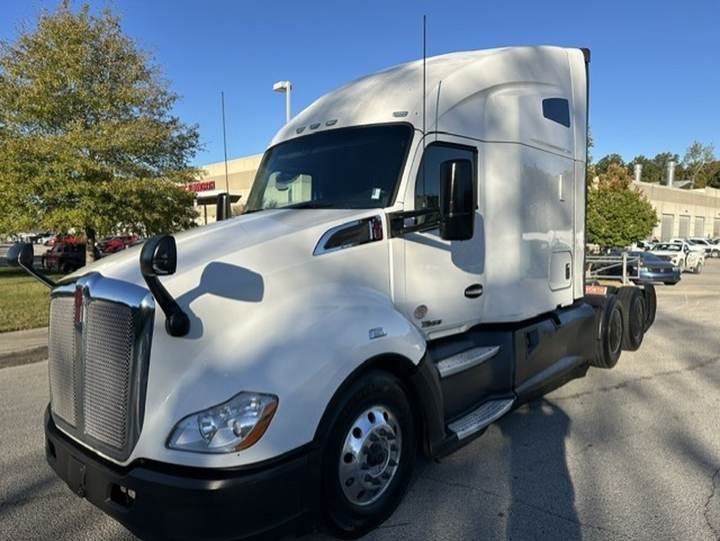 2021 Kenworth T680 76" Raised Roof Sleeper, exterior photo 2
