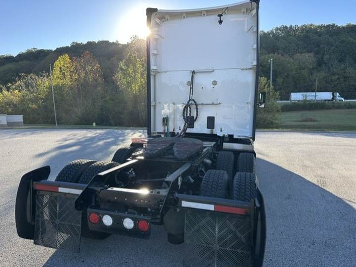 2021 Kenworth T680 76" Raised Roof Sleeper, exterior photo 3