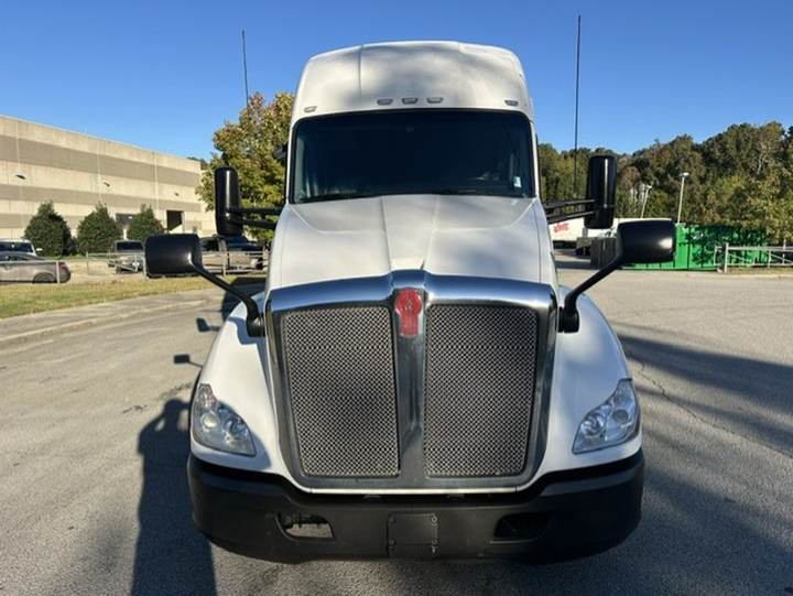 2021 Kenworth T680 76" Raised Roof Sleeper, exterior photo 4