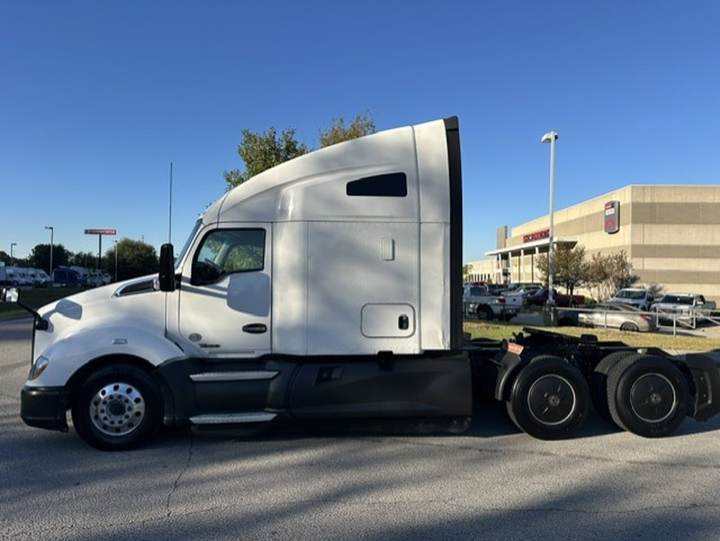 2021 Kenworth T680 76" Raised Roof Sleeper, exterior photo 5