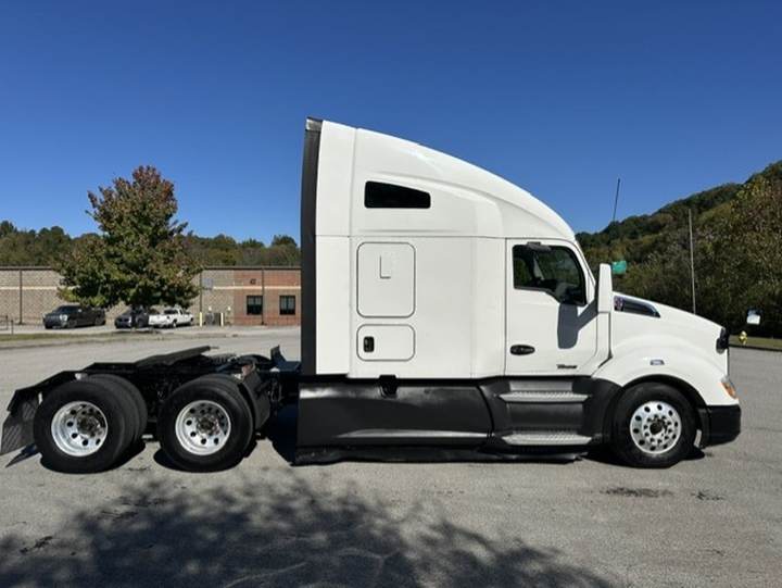 2021 Kenworth T680 76" Raised Roof Sleeper, exterior photo 5